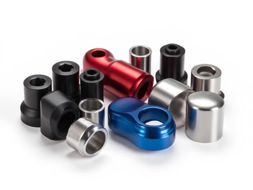 다양한 색상으로 표면 처리된 금속 부품들